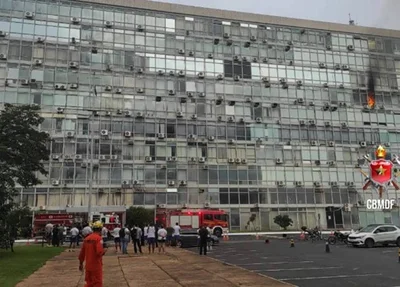 Incêndio na fachada o Ministério da Defesa