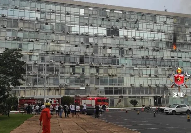 Incêndio na fachada o Ministério da Defesa