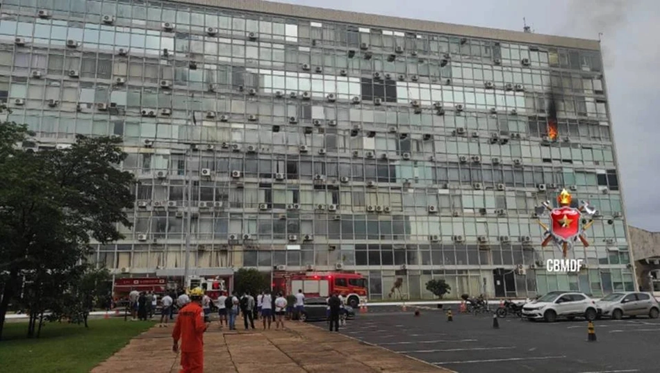 Incêndio na fachada o Ministério da Defesa