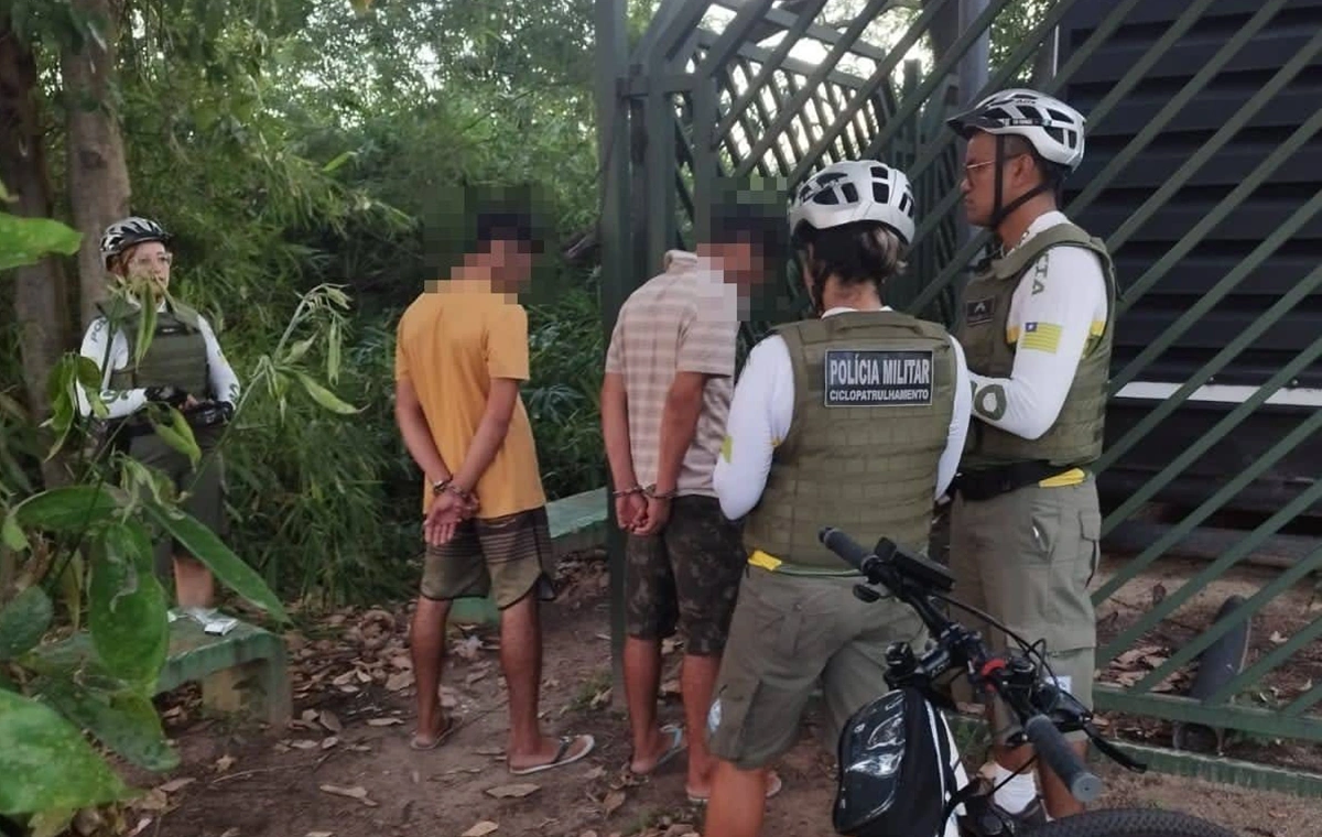 Irmãos são presos enquanto fumavam maconha na Raul Lopes. Um deles possuía mandado em homicídio em aberto