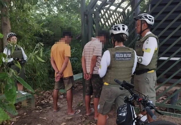 Irmãos são presos enquanto fumavam maconha na Raul Lopes. Um deles possuía mandado em homicídio em aberto