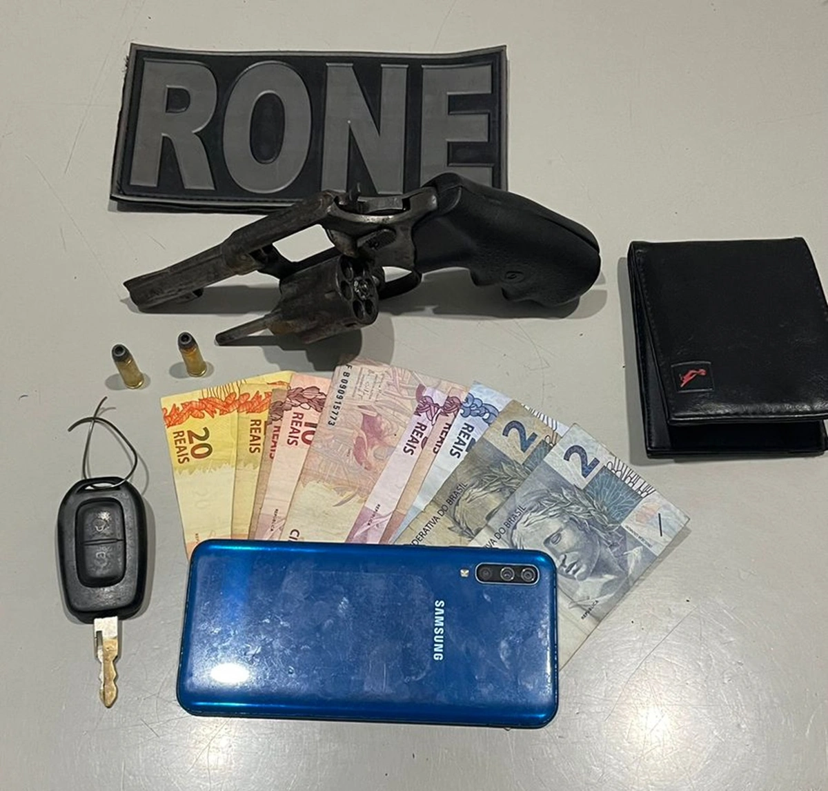 Itens apreendidos em posse do acusado no bairro Ilhotas em Teresina