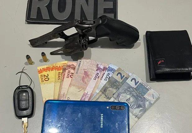 Itens apreendidos em posse do acusado no bairro Ilhotas em Teresina