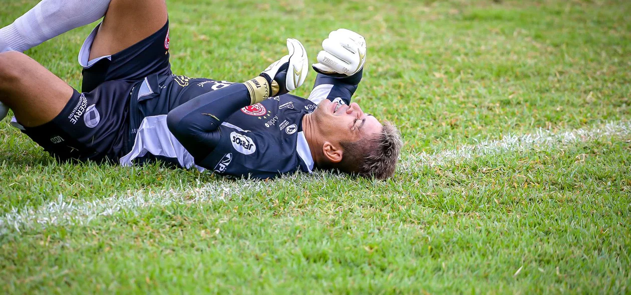 Jailson cai após choque