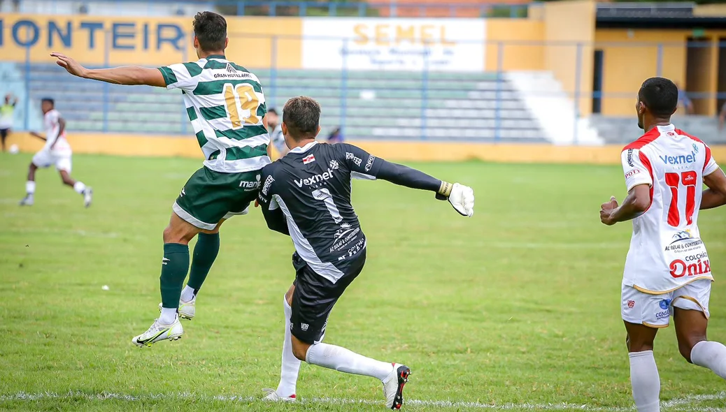 Jailson na saída de bola