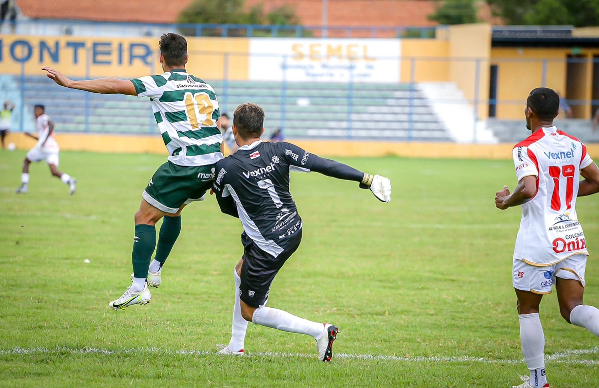 Jailson na saída de bola