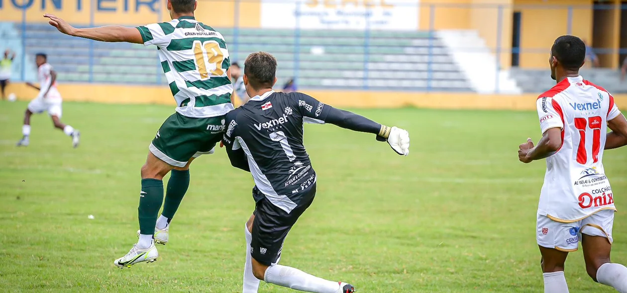 Jailson na saída de bola