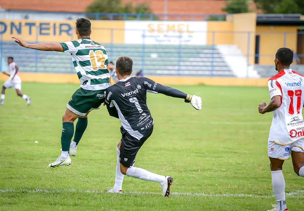 Jailson na saída de bola