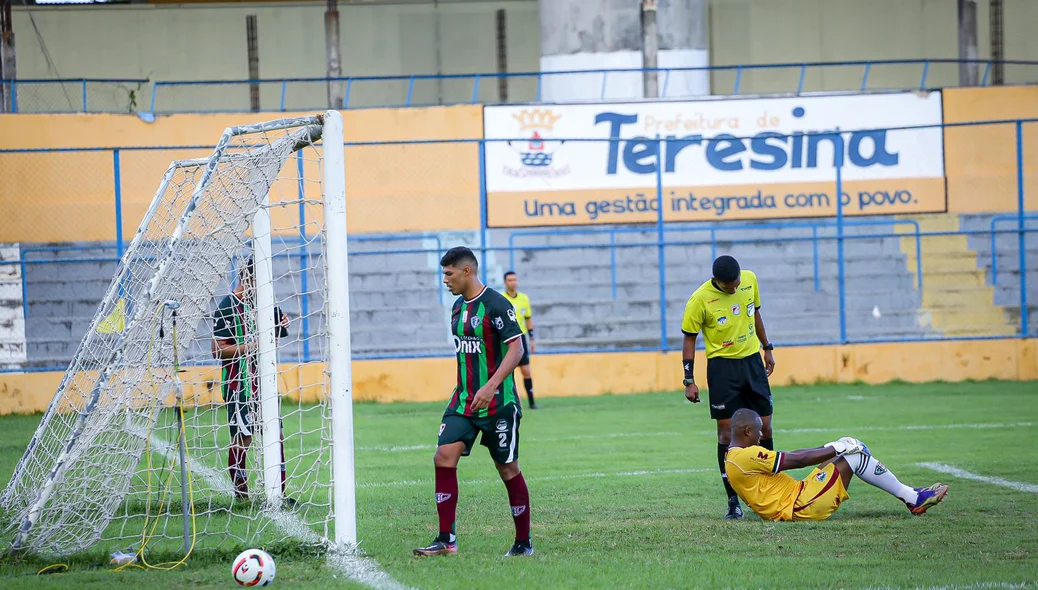 Jefferson, goleiro do Fluminense - PI esperando atendimento médico