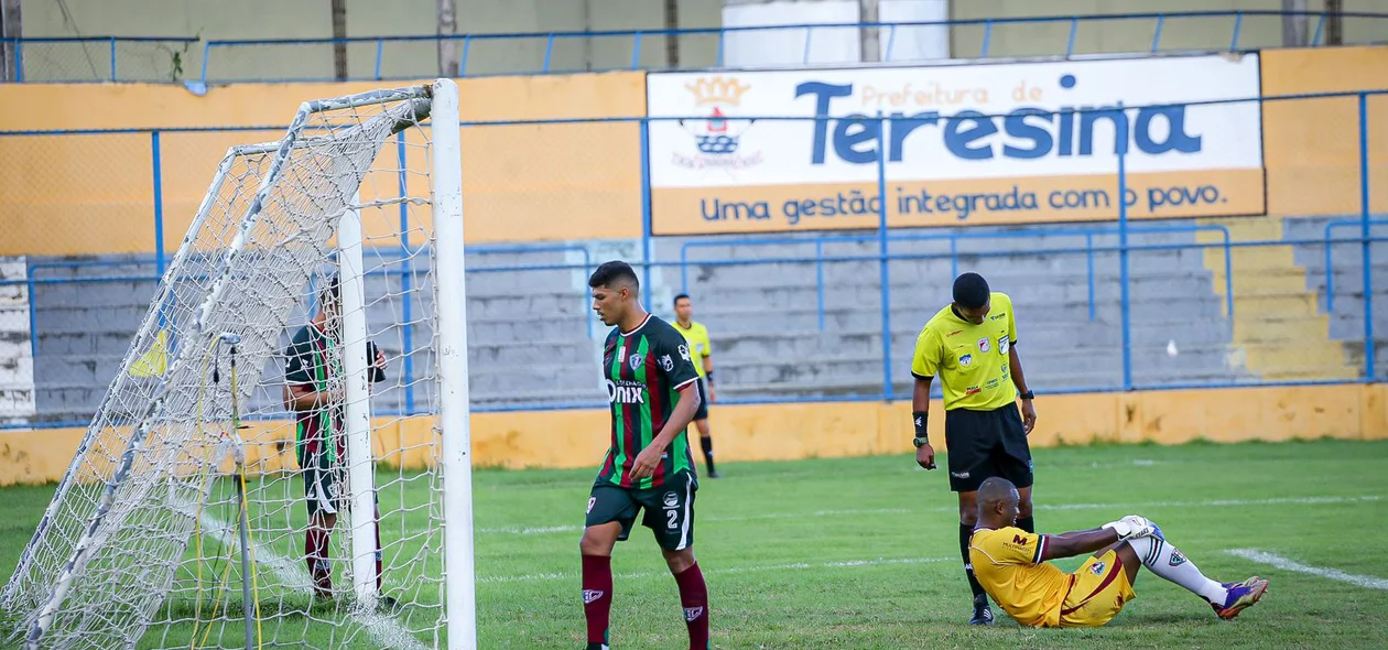 Jefferson, goleiro do Fluminense - PI esperando atendimento médico