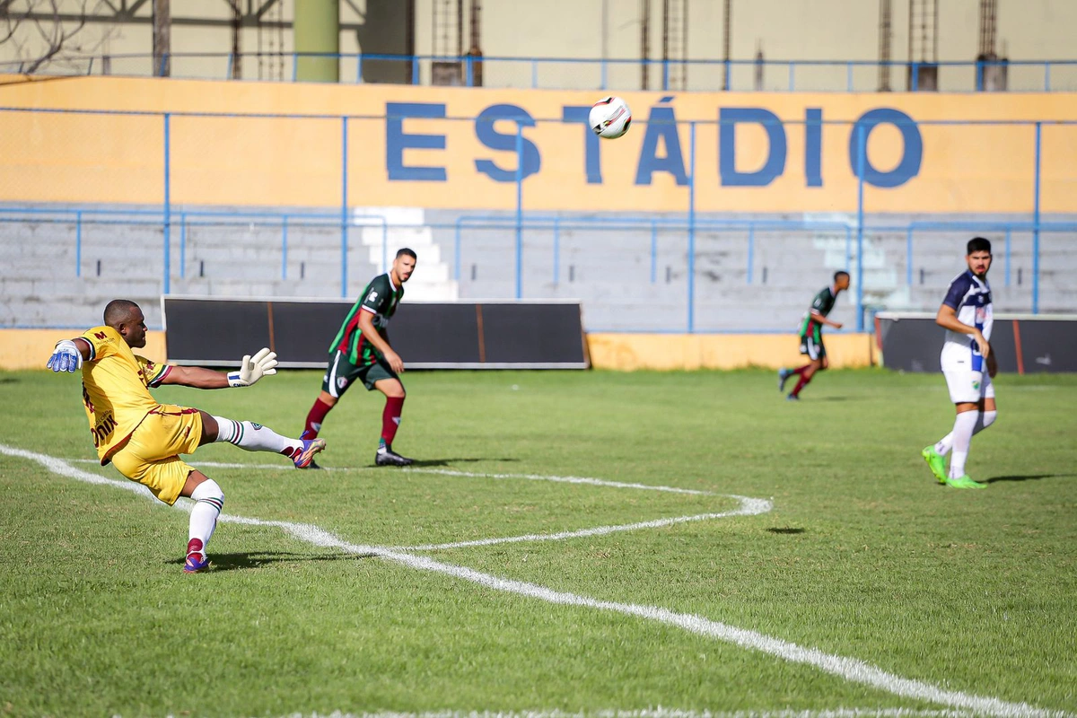 Jefferson, goleiro do Fluminense-PI, mandando a bola para o ataque