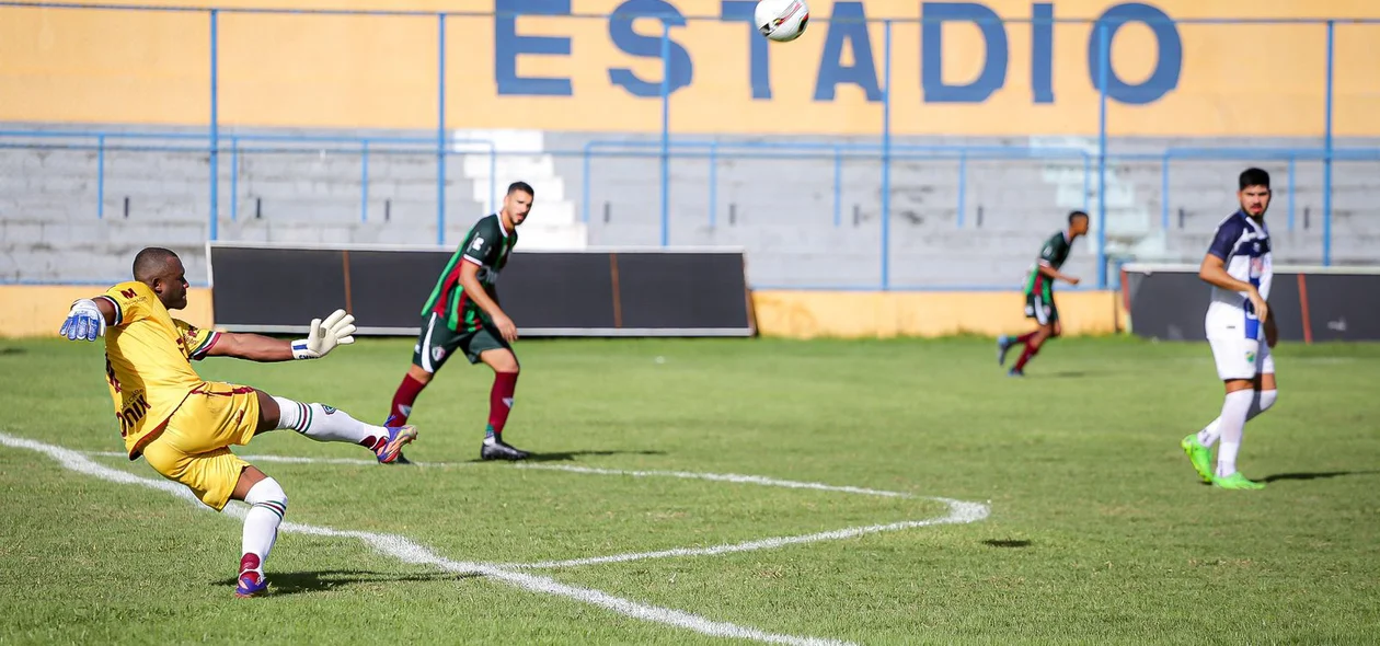 Jefferson, goleiro do Fluminense-PI, mandando a bola para o ataque