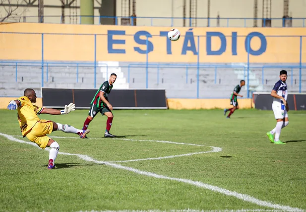 Jefferson, goleiro do Fluminense-PI, mandando a bola para o ataque