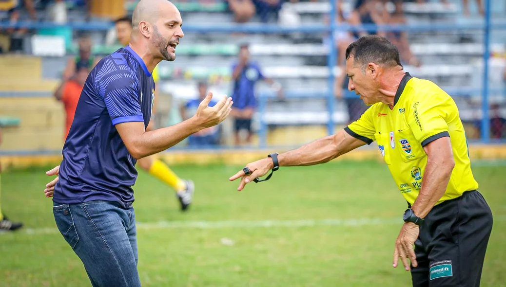 Jerson Testoni reclama com a arbitragem