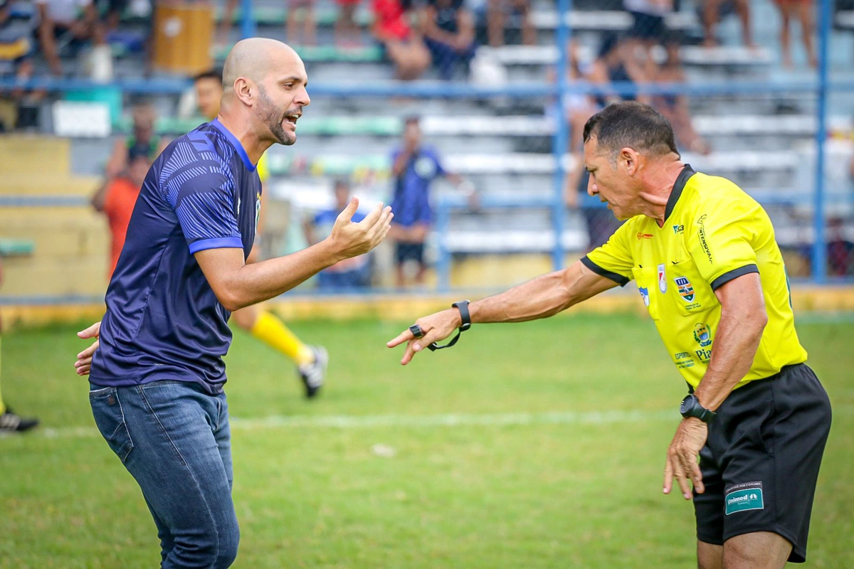 Jerson Testoni reclama com a arbitragem