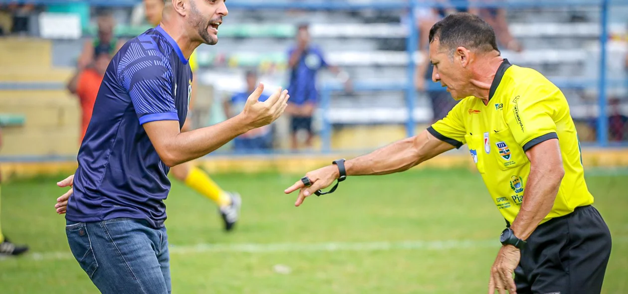 Jerson Testoni reclama com a arbitragem