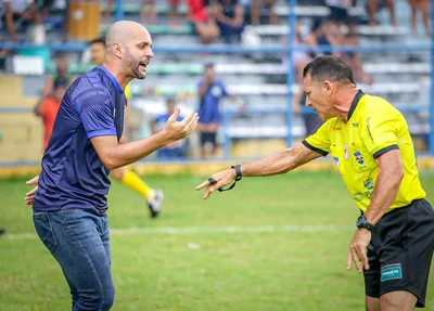 Jerson Testoni reclama com a arbitragem