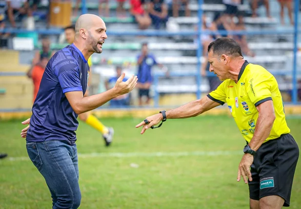 Jerson Testoni reclama com a arbitragem