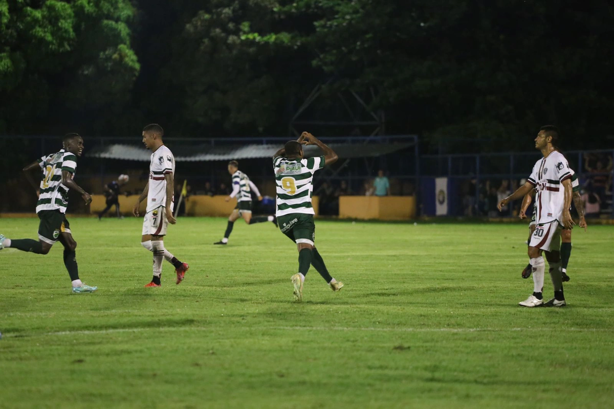Joelson comemora gol em cima do Fluminense-PI