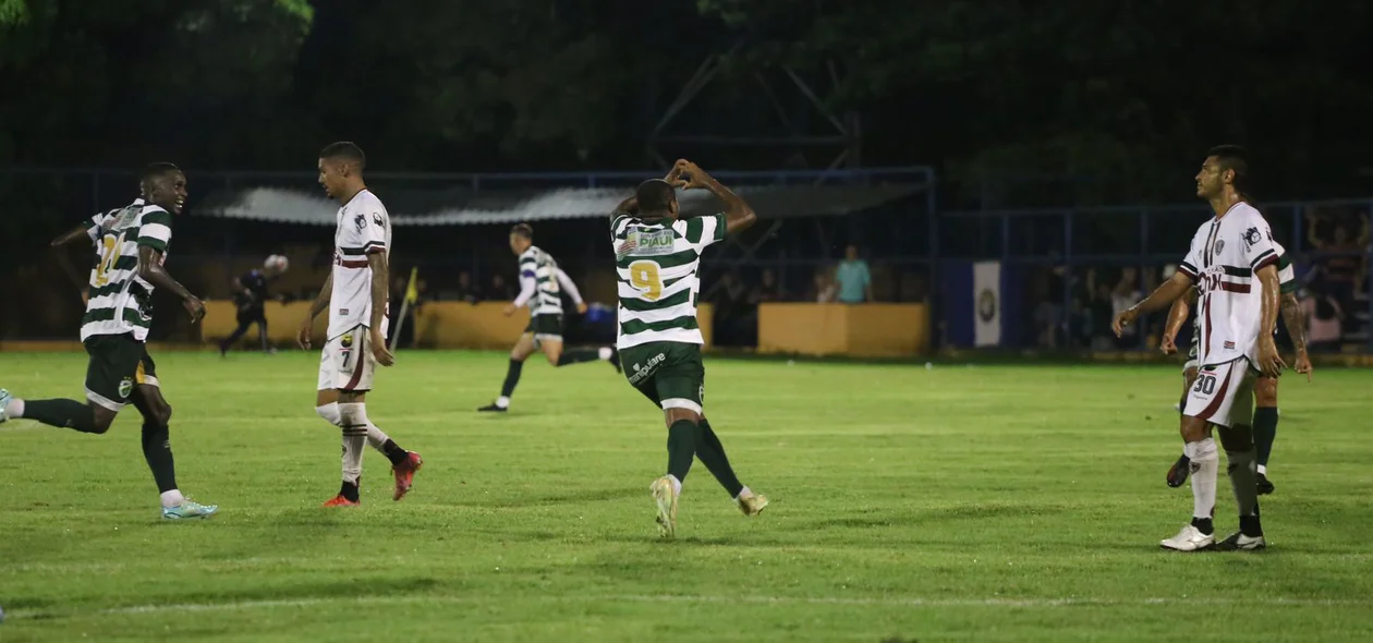 Joelson comemora gol em cima do Fluminense-PI