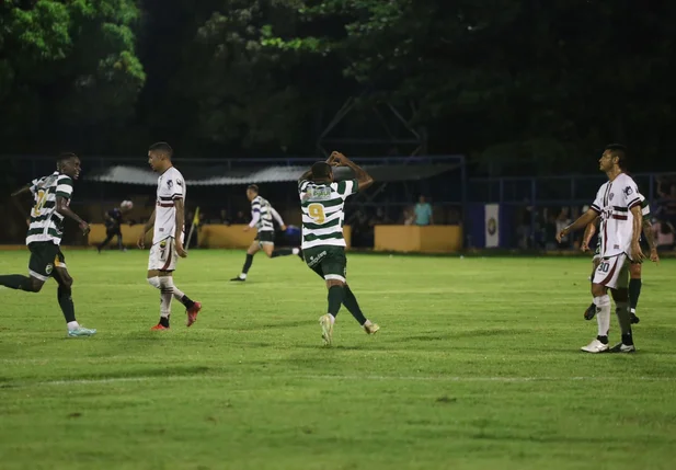 Joelson comemora gol em cima do Fluminense-PI