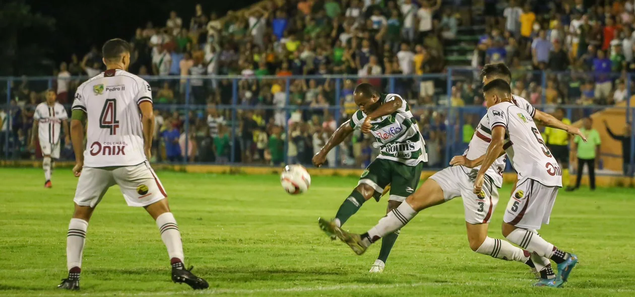 Joelson manda chute direto para o gol