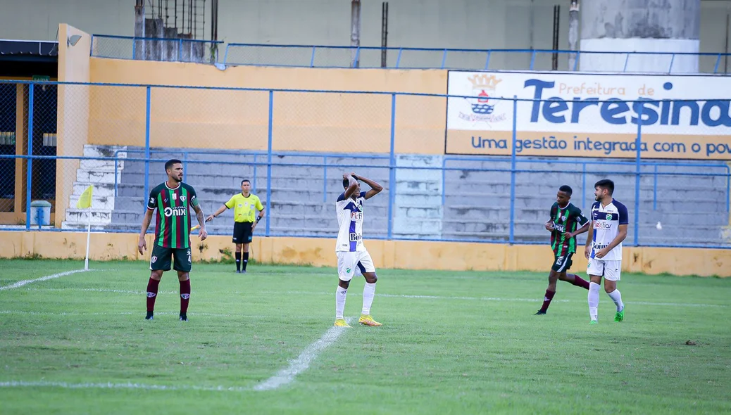 Jogador do Altos lamenta gol perdido