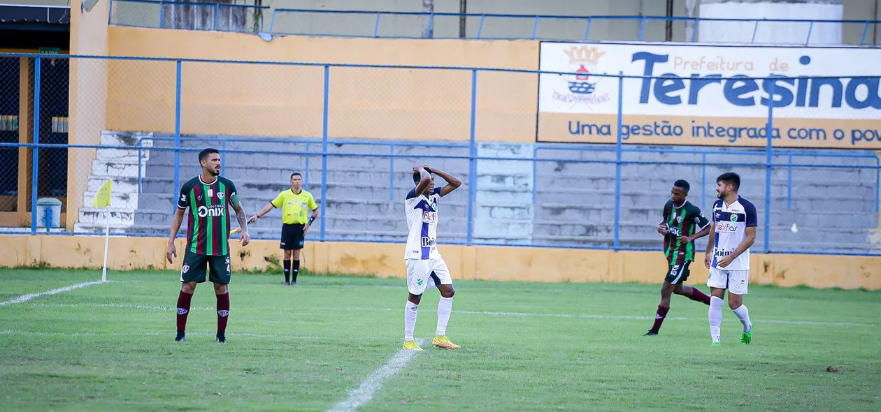 Jogador do Altos lamenta gol perdido