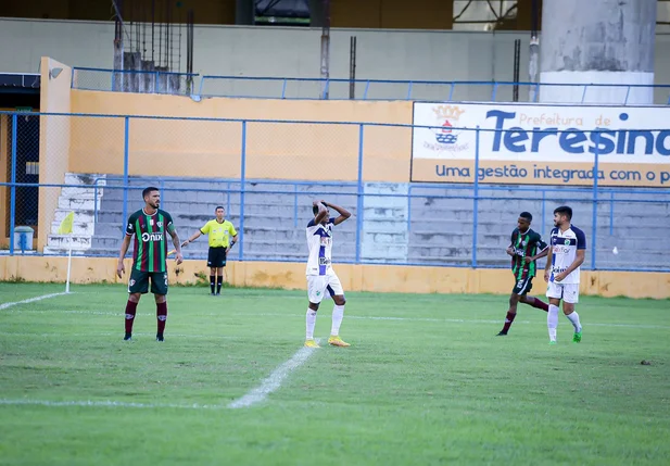 Jogador do Altos lamenta gol perdido