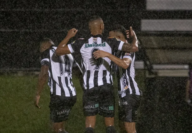 Jogadores do ABC comemoram gol em cima do Fluminense-PI