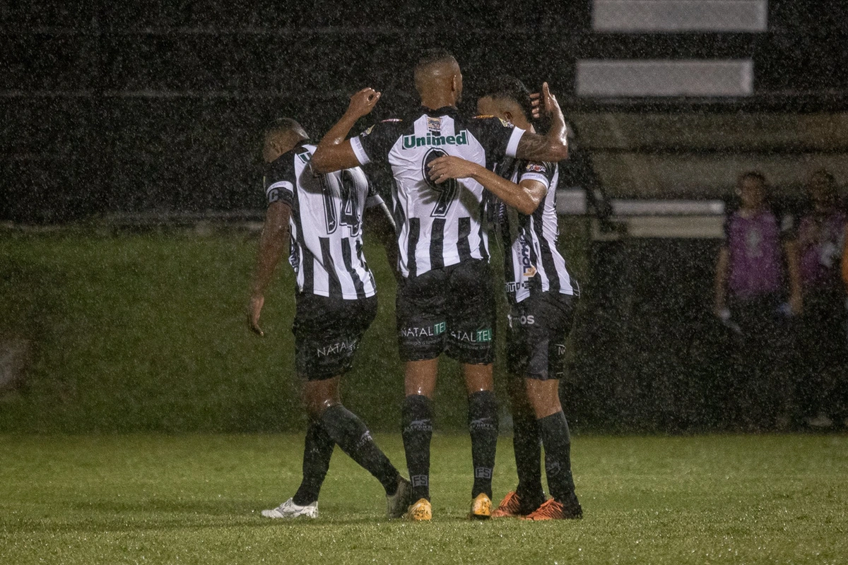 Jogadores do ABC comemoram gol em cima do Fluminense-PI