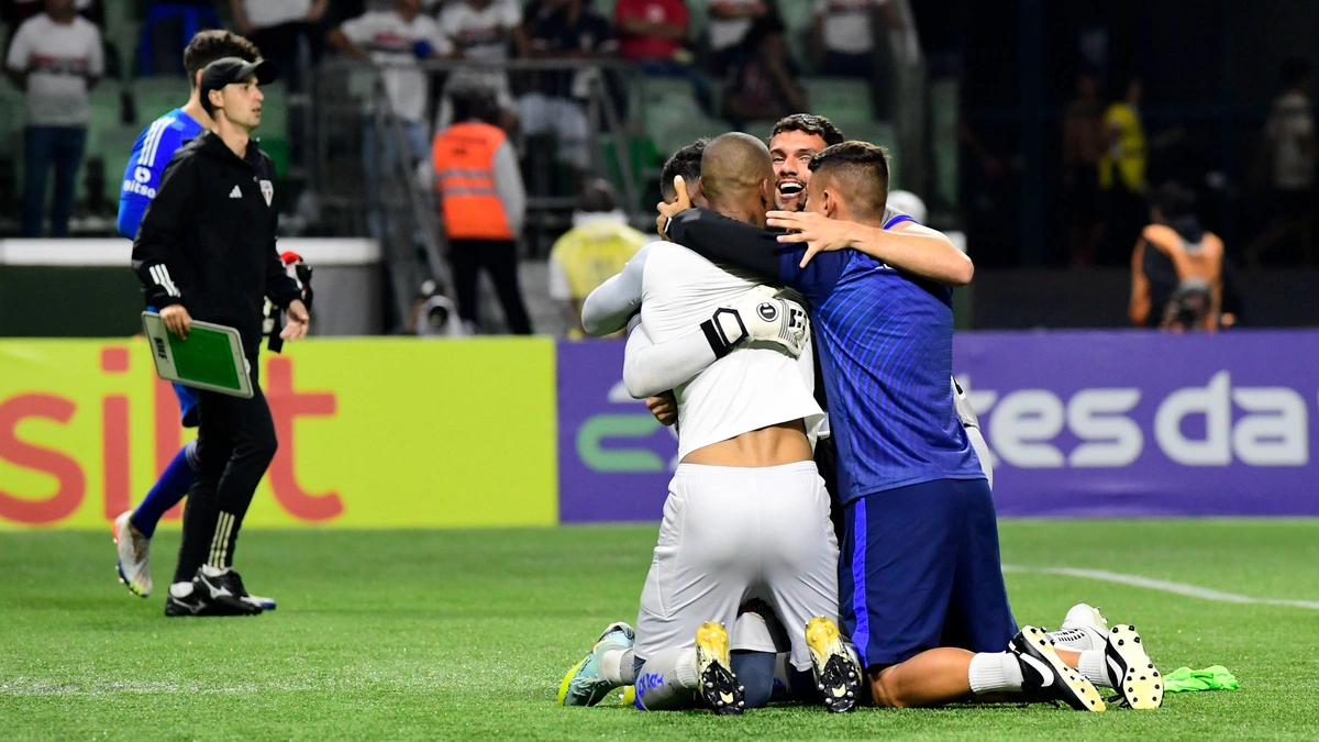 Jogadores do Água Santa comemoram classificação