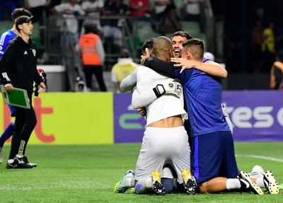 Jogadores do Água Santa comemoram classificação