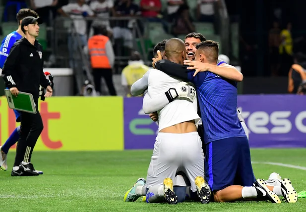 Jogadores do Água Santa comemoram classificação