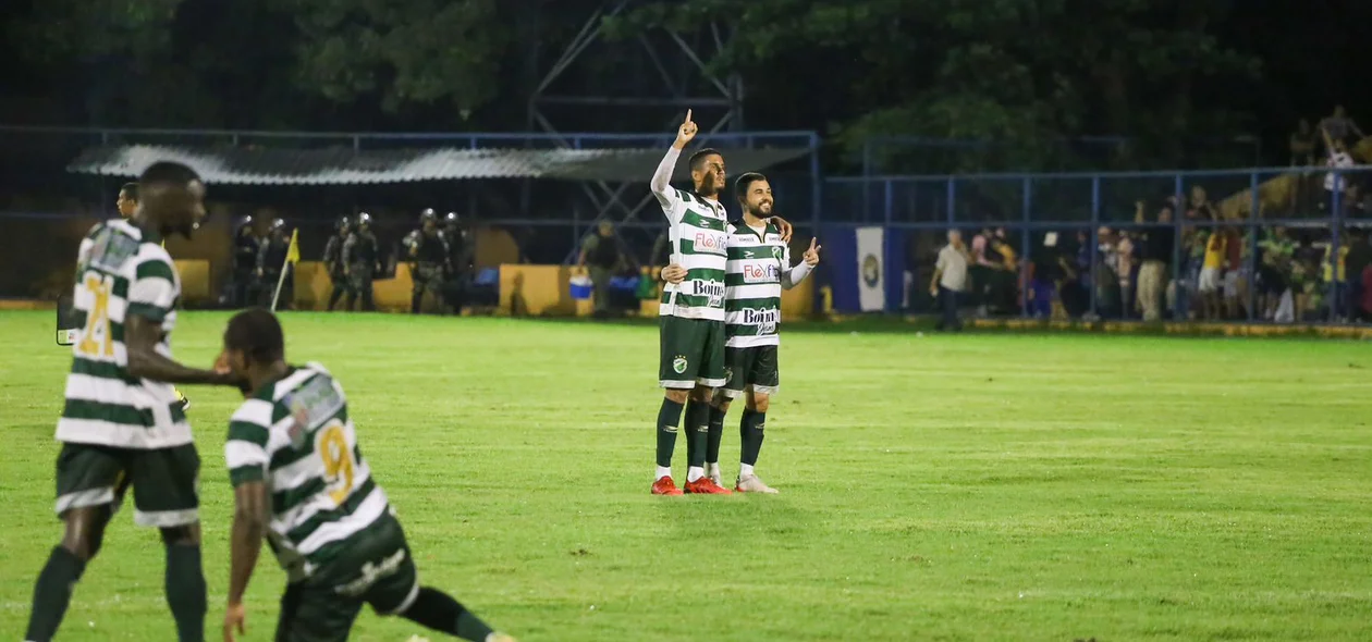 Jogadores do Altos comemoram vitória em jogo de ida