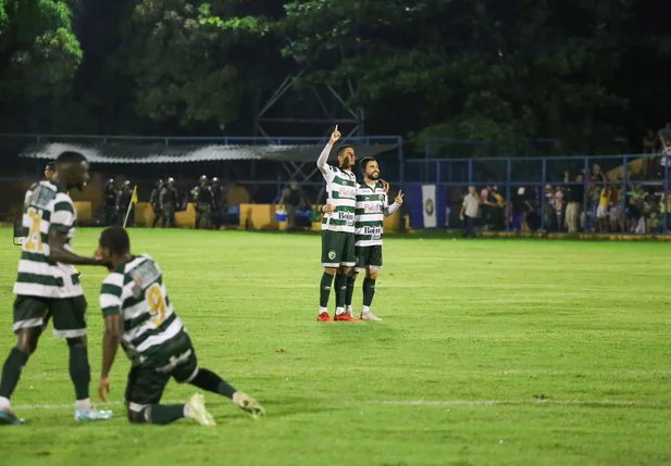 Jogadores do Altos comemoram vitória em jogo de ida