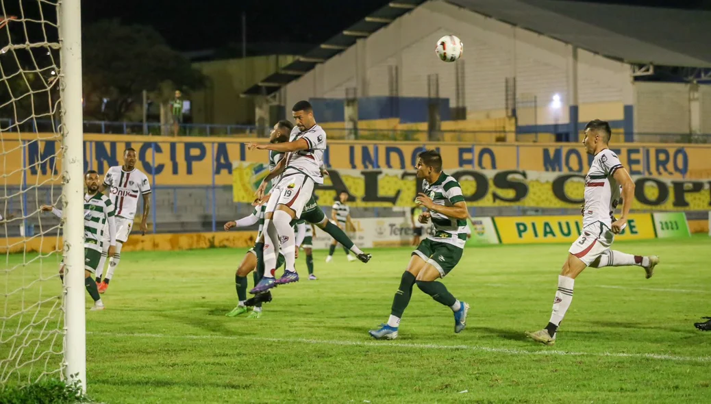 Jogadores do Altos e Flu-PI  brigam por bola aérea