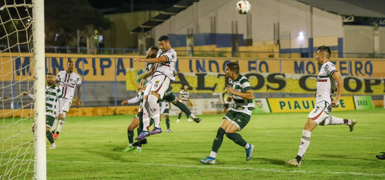 Jogadores do Altos e Flu-PI  brigam por bola aérea