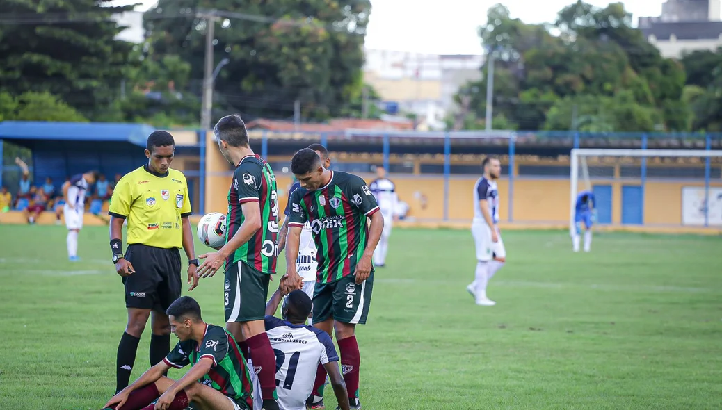 Jogadores esperado atendimento médico após disputa de bola