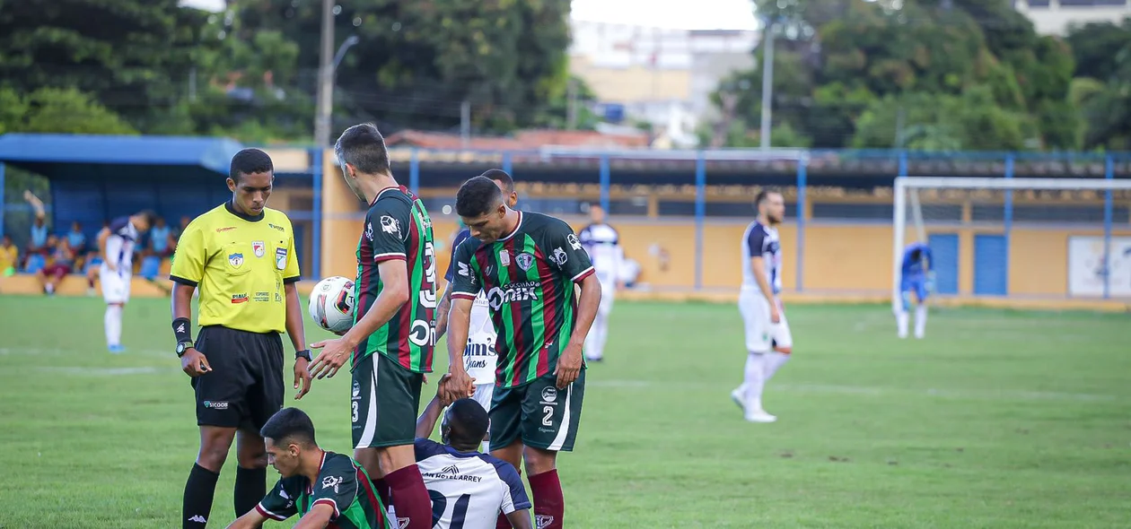 Jogadores esperado atendimento médico após disputa de bola