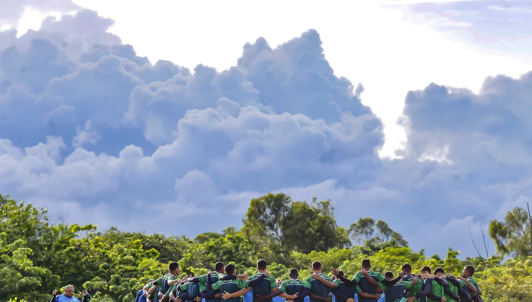 Jogadores orando antes do treino