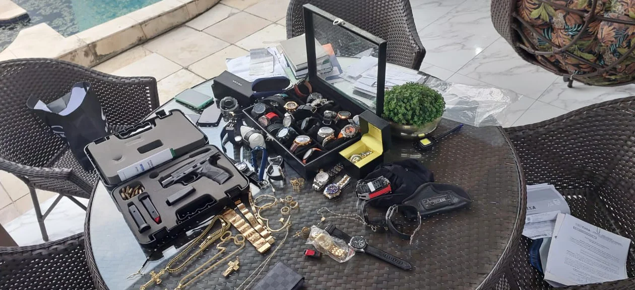 Joias e arma apreendida na casa do gerente da Barão Veículos