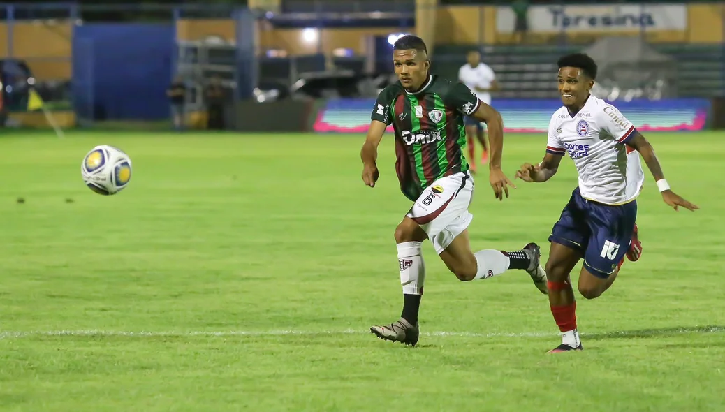 Kayky (Bahia) e Fagner (Fluminense-PI) na disputa da bola
