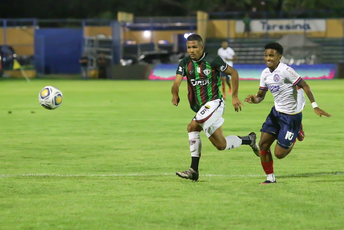 Kayky (Bahia) e Fagner (Fluminense-PI) na disputa da bola