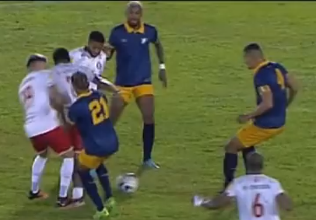 Lance polemico na partida entre Tombense e Retrô pela Copa do Brasil