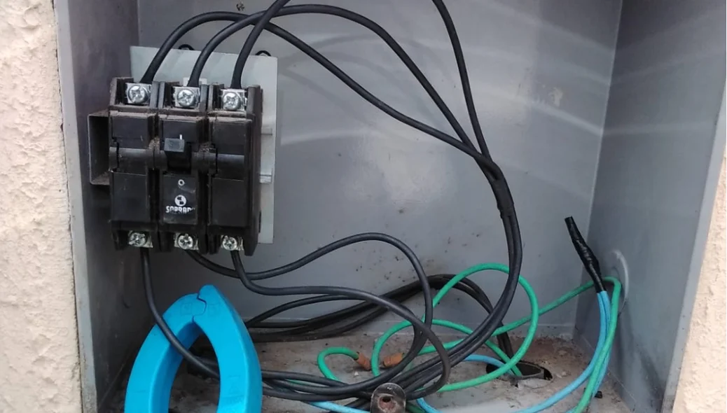 Ligação direta, promovendo o furto de energia