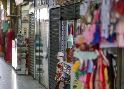 Lojas do shopping da cidade fechadas