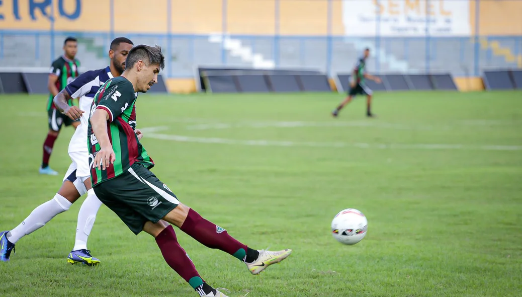 Lucão, zagueiro do Fluminense-PI, rifando a bola