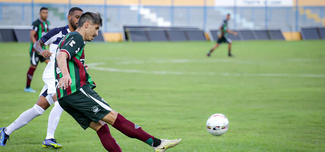 Lucão, zagueiro do Fluminense-PI, rifando a bola