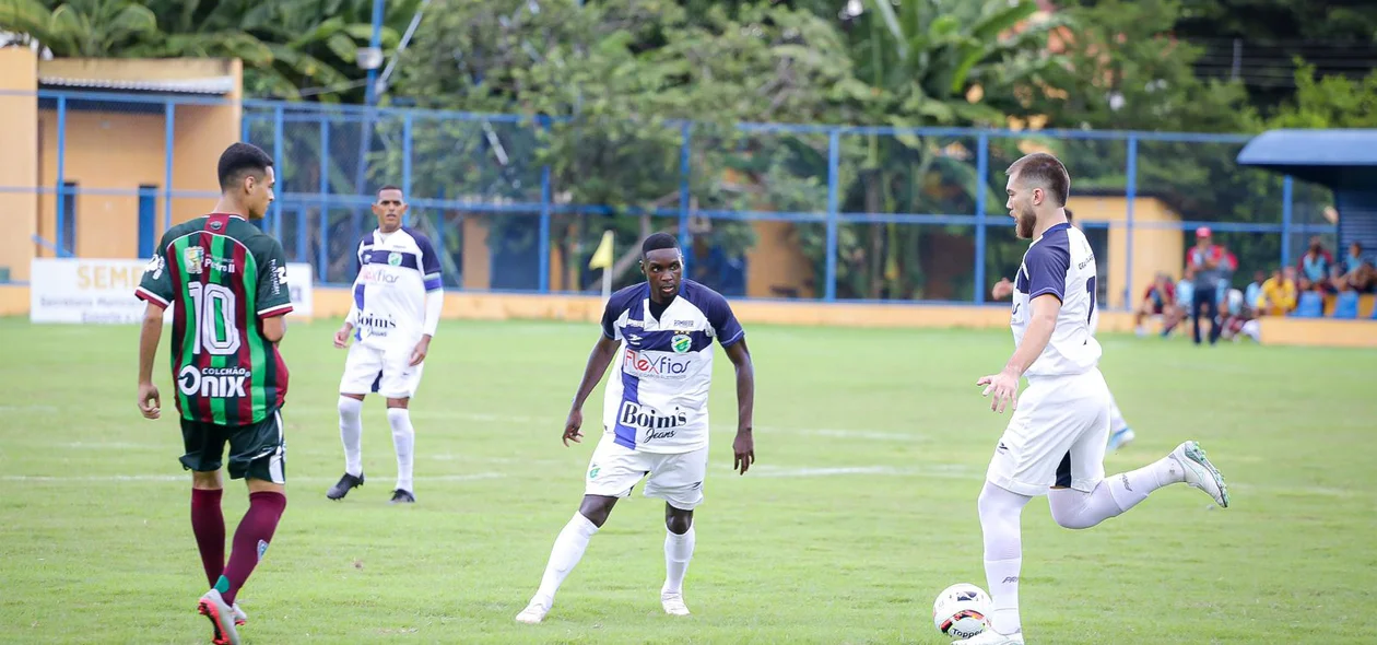 Lucas Bessa na construção de jogada do Altos